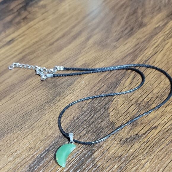 Jewelry - Elegant Green Crescent Stone Pendant Necklace